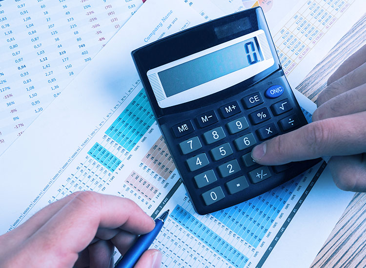 Taschenrechner auf Finanzdokumenten – Symbol für Performance-Analyse, Budgetplanung und Kennzahlen im Online-Marketing